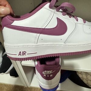 Nike Kids White and Purple Sneakers NWOT Size 7Y